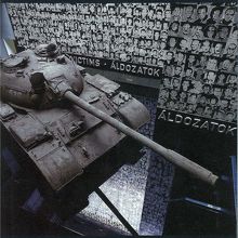 館内の吹き抜けに位置モニュメント（パンフレットから）