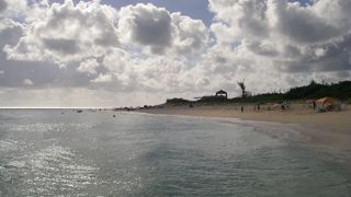 白い砂浜でとてもきれいなビーチ