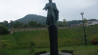 港を見下ろしそびえ立つ