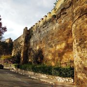 旧市街の端に佇む１１世紀の城壁