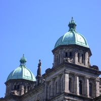 美しい対のドームを持つ建物