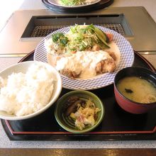 ランチのチキン南蛮定食。７００円台。