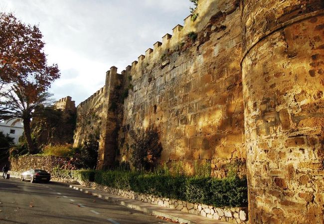 旧市街の端に佇む１１世紀の城壁