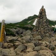 岩だらけの山頂、神秘的な池