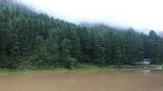 人工池の様な湖