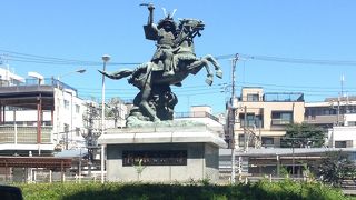 馬に乗っている躍動感あふれる大きな像