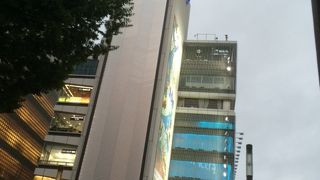 １階の水槽と最上階の大画面