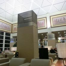 ガルーダ航空のビジネスラウンジです。　席が足りません。