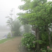 霧に包まれたガイドハウス