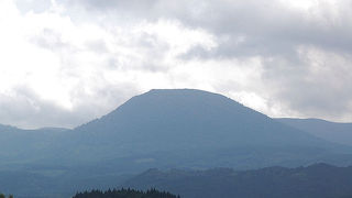 韓国岳の北側山麓に位置する台形の山