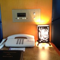 ベッドサイドには、奈良らしい ナイトスタンド。