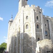 観光客で込んでいる英国王室縁の世界遺産「ロンドン塔」です。