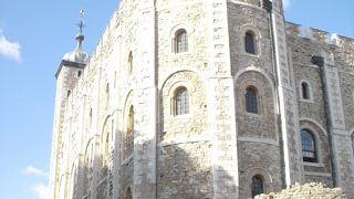 観光客で込んでいる英国王室縁の世界遺産「ロンドン塔」です。