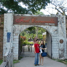 要塞の入り口。入場料２ＲＭ