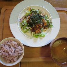 夕食は具だくさんのお味噌汁、ご飯は五穀米