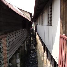 隣通しの境は海です。