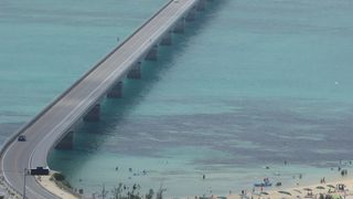 橋の下にあるビーチ