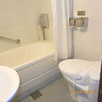 浴室は狭いです。シャワーの水圧はまあまあ。蛇口の水圧は弱