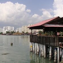 海の向こうにも違う水上集落が見えます。