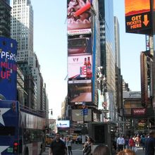 リーバイスのマークのあるアーケードの下にあります