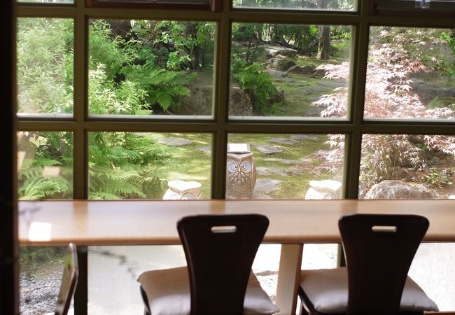 趣のある洋館で庭園を見ながら