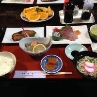 地元の食材を使用した素朴な料理
