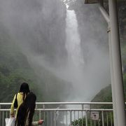 雨の日は、水しぶきが観瀑台に降り注ぎます