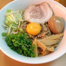 まぜそばに味付け玉子トッピング