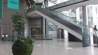 三角屋根の超高層ビル