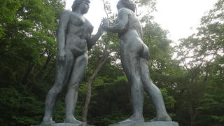 夜間はライトアップされる