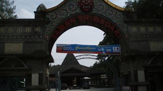 場末の遊園地？