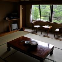 和室10畳の客室。窓から富士を臨む事が出来る