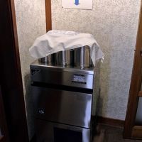 冷蔵庫は無いが、代わりに小型の製氷機がある