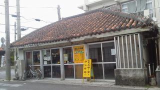 揚げたてのサーターアンダギーを「さよこの店」～石垣～