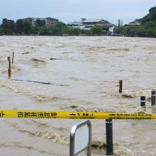 遊歩道まで氾濫して通行止め。