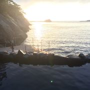 海に沈む夕日を眺めながら入れる海岸に面した露天風呂です。