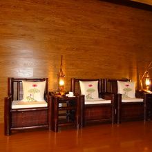 外の喧騒がうそみたいなロビー。寛げます。