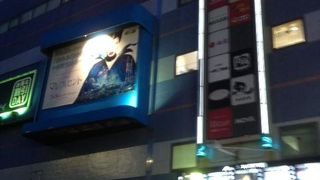 五つのシアターのある映画館。飲食店も充実。