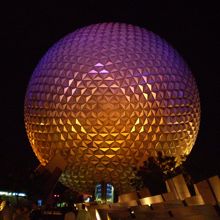 パークのシンボルは地球儀を模したもの。