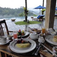 朝方の雨で虹も