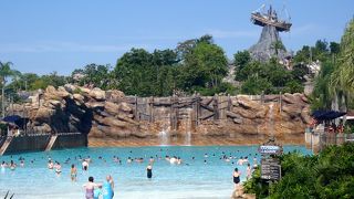 ディズニーエッセンスの詰まったウォーターパーク。本物のサメに会える！