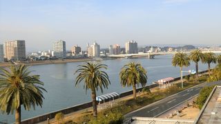 大淀川沿いの散歩コース。ロンブルで休憩。