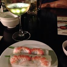 まずは定番生春巻きと白ワインから