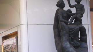 手のひらと母子像