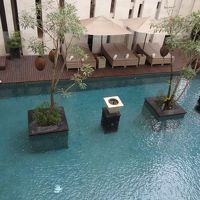 部屋から2個目のプールが見える