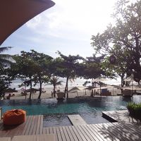 レストラン前のプール