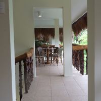 2階フロア 階段を挟んで部屋が２つあります