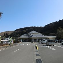 青井岳荘。この中に温泉と売店、レストランがあります。