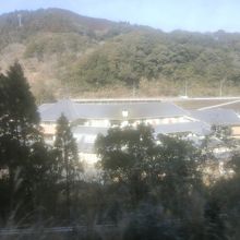JRの列車内から見た青井岳荘。