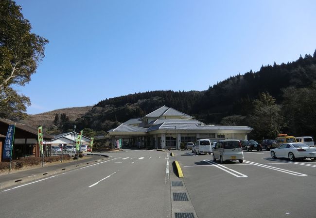 青井岳温泉、宿泊施設「青井岳荘」、キャンプ場があります。